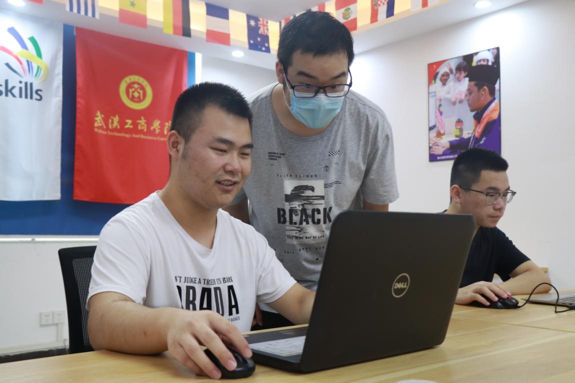 技能體驗(yàn)周活動(dòng)在武漢工商學(xué)院成功舉辦，師生共探軟件開發(fā)新趨勢(shì)
